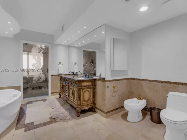 2-bedroom condo for rent in Sunny Isles Beach - 19111 Collins Ave 1607 - MondialRealty