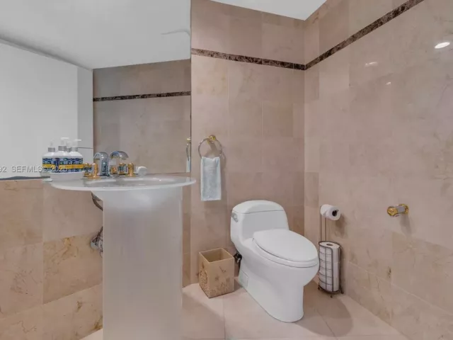 2-bedroom condo for rent in Sunny Isles Beach - 19111 Collins Ave 1607 - MondialRealty