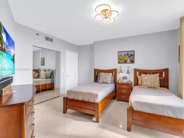 2-bedroom condo for rent in Sunny Isles Beach - 19111 Collins Ave 1607 - MondialRealty