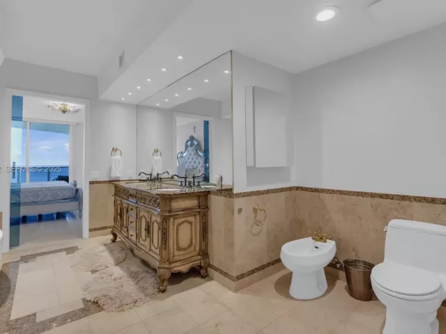 2-bedroom condo for rent in Sunny Isles Beach - 19111 Collins Ave 1607 - MondialRealty