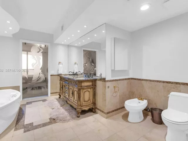 2-bedroom condo for rent in Sunny Isles Beach - 19111 Collins Ave 1607 - MondialRealty