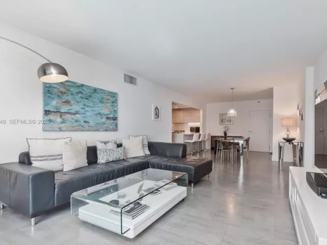 2-bedroom condo for rent in Miami Beach - 2301 Collins Ave 507 - MondialRealty