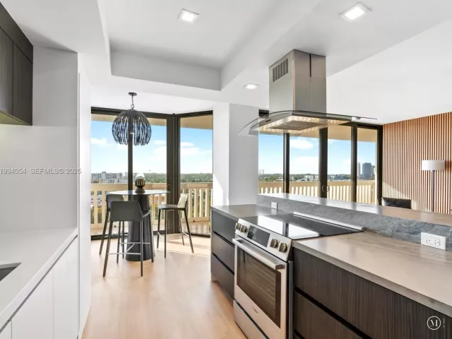 2-bedroom condo for sale in Aventura - 2000 Island Blvd 903 - MondialRealty