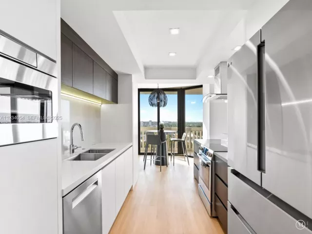 2-bedroom condo for sale in Aventura - 2000 Island Blvd 903 - MondialRealty