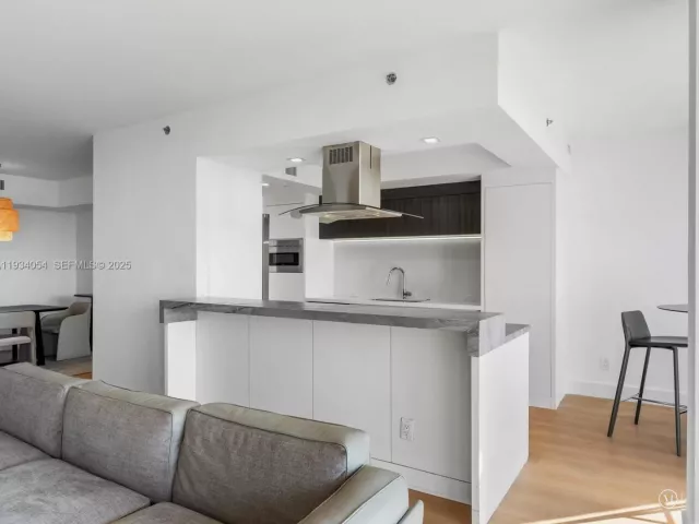 2-bedroom condo for sale in Aventura - 2000 Island Blvd 903 - MondialRealty