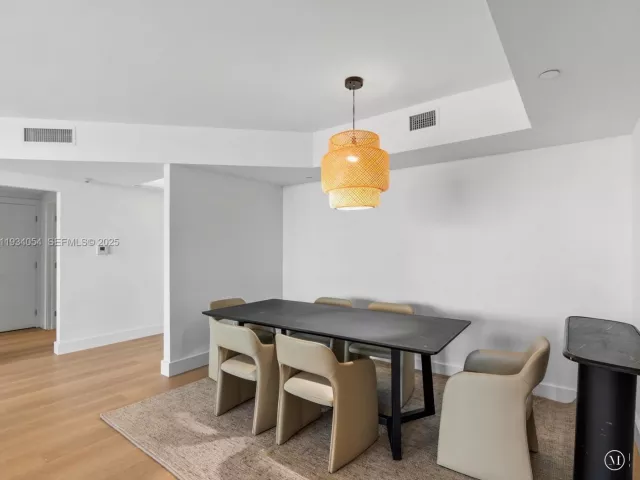 2-bedroom condo for sale in Aventura - 2000 Island Blvd 903 - MondialRealty