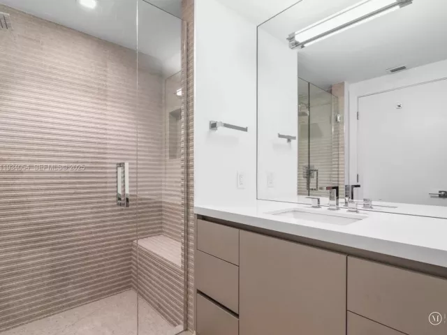 2-bedroom condo for sale in Aventura - 2000 Island Blvd 903 - MondialRealty