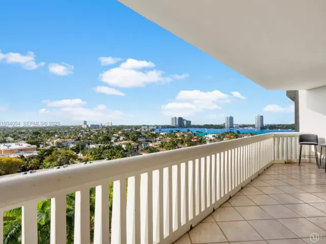 2-bedroom condo for sale in Aventura - 2000 Island Blvd 903 - MondialRealty