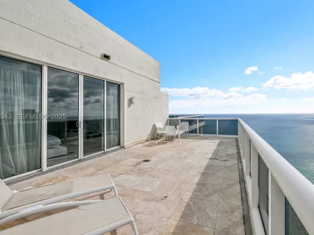 3-bedroom condo for sale in Hallandale Beach - 1850 S Ocean Dr PH4405 - MondialRealty