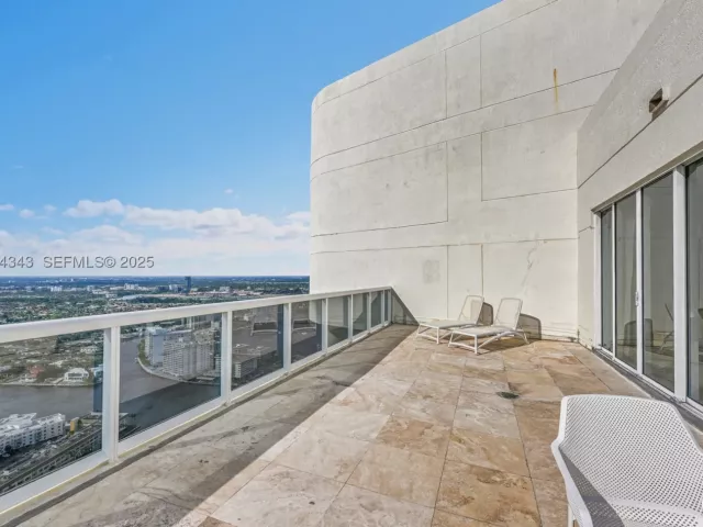 3-bedroom condo for sale in Hallandale Beach - 1850 S Ocean Dr PH4405 - MondialRealty