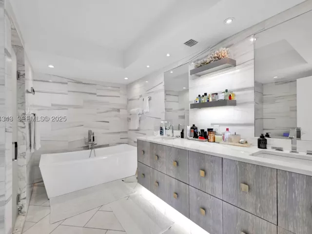 3-bedroom condo for sale in Hallandale Beach - 1850 S Ocean Dr PH4405 - MondialRealty