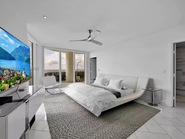 3-bedroom condo for sale in Hallandale Beach - 1850 S Ocean Dr PH4405 - MondialRealty