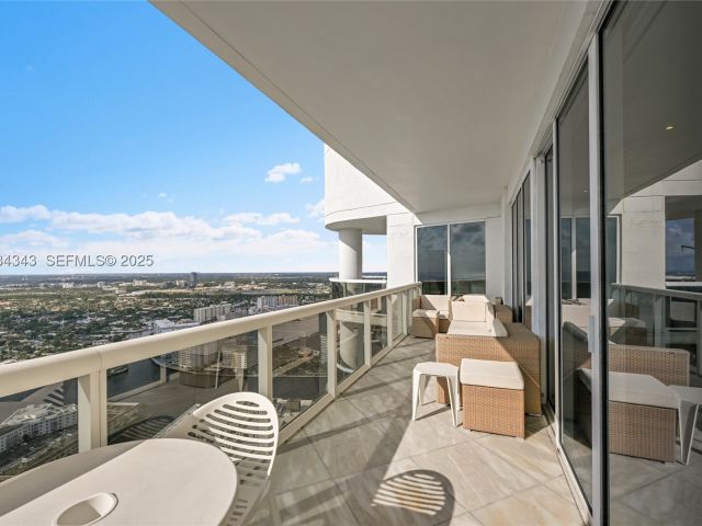 3-bedroom condo for sale in Hallandale Beach - 1850 S Ocean Dr PH4405 - MondialRealty