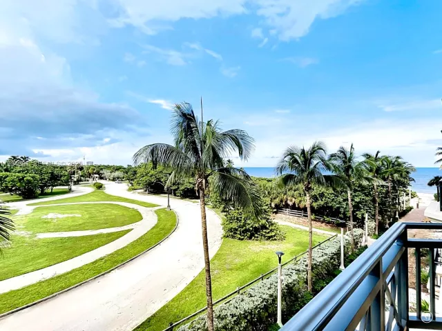 2-bedroom condo for sale in Hollywood - 3501 N Ocean Dr V5 - MondialRealty