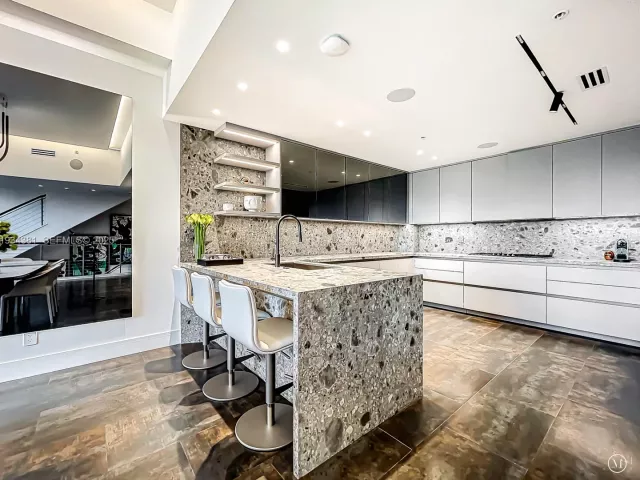 2-bedroom condo for sale in Hollywood - 3501 N Ocean Dr V5 - MondialRealty