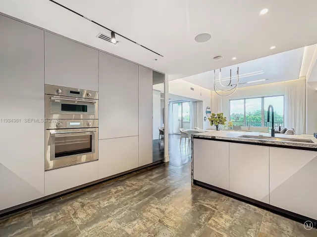 2-bedroom condo for sale in Hollywood - 3501 N Ocean Dr V5 - MondialRealty