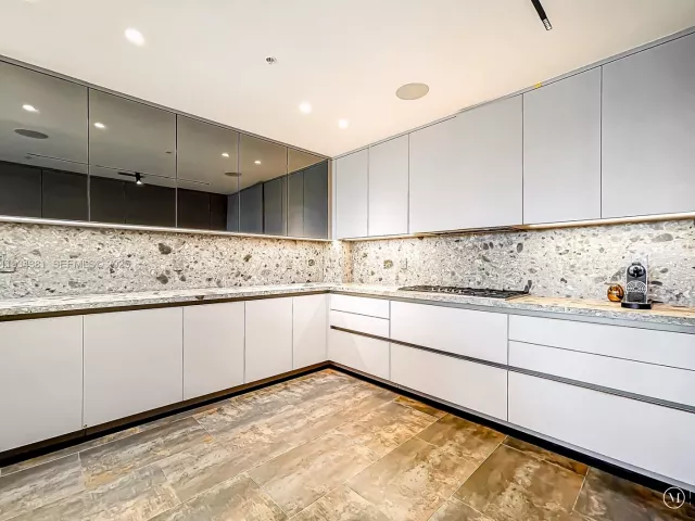 2-bedroom condo for sale in Hollywood - 3501 N Ocean Dr V5 - MondialRealty