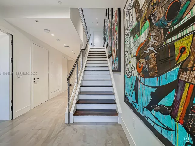 2-bedroom condo for sale in Hollywood - 3501 N Ocean Dr V5 - MondialRealty