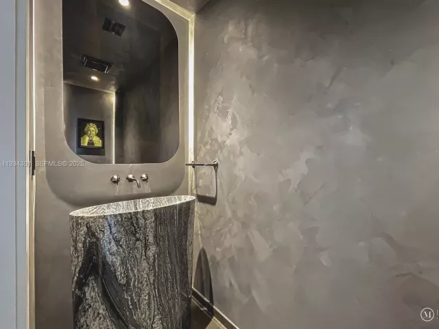 2-bedroom condo for sale in Hollywood - 3501 N Ocean Dr V5 - MondialRealty