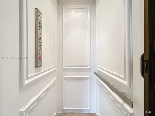 2-bedroom condo for sale in Hollywood - 3501 N Ocean Dr V5 - MondialRealty