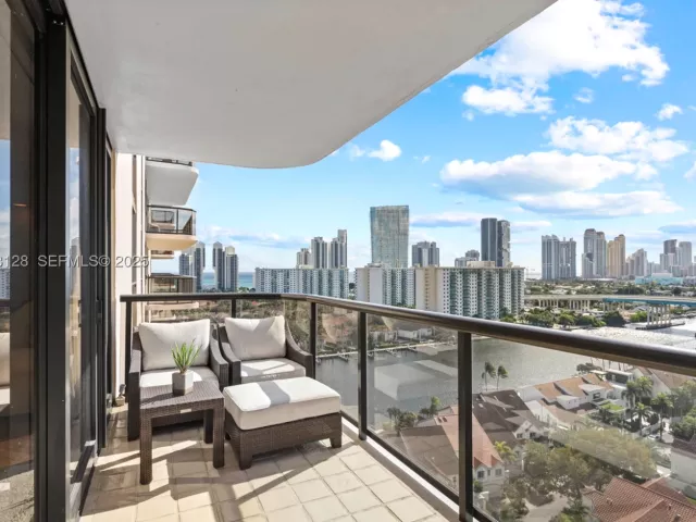 2-bedroom condo for sale in Aventura - 19667 Turnberry Way 17-D - MondialRealty