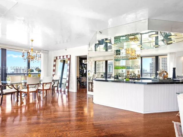 2-bedroom condo for sale in Aventura - 19667 Turnberry Way 17-D - MondialRealty