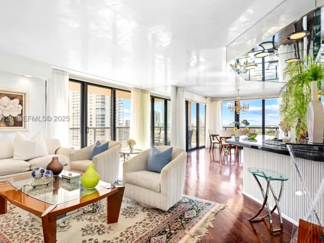 2-bedroom condo for sale in Aventura - 19667 Turnberry Way 17-D - MondialRealty