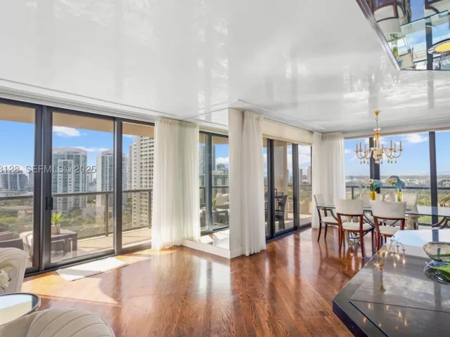 2-bedroom condo for sale in Aventura - 19667 Turnberry Way 17-D - MondialRealty