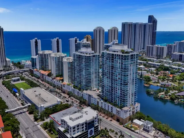 5-bedroom condo for sale in Sunny Isles Beach - 300 Sunny Isles Blvd 4-TS-04 - MondialRealty