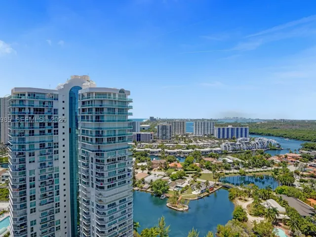 5-bedroom condo for sale in Sunny Isles Beach - 300 Sunny Isles Blvd 4-TS-04 - MondialRealty