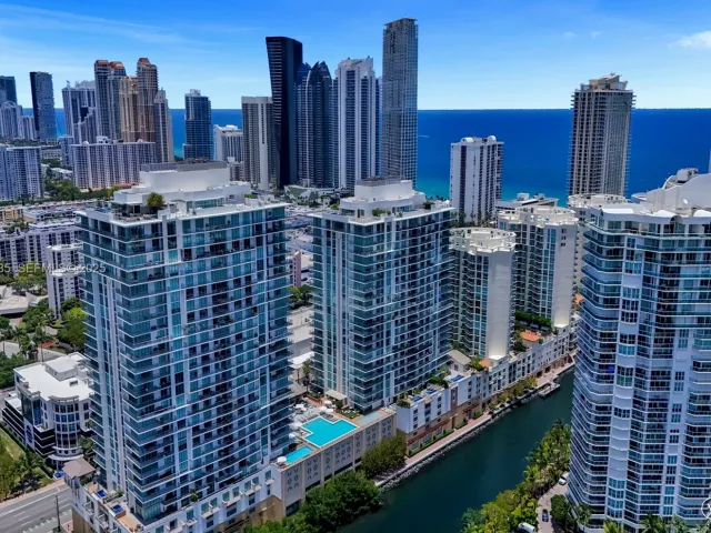 5-bedroom condo for sale in Sunny Isles Beach - 300 Sunny Isles Blvd 4-TS-04 - MondialRealty