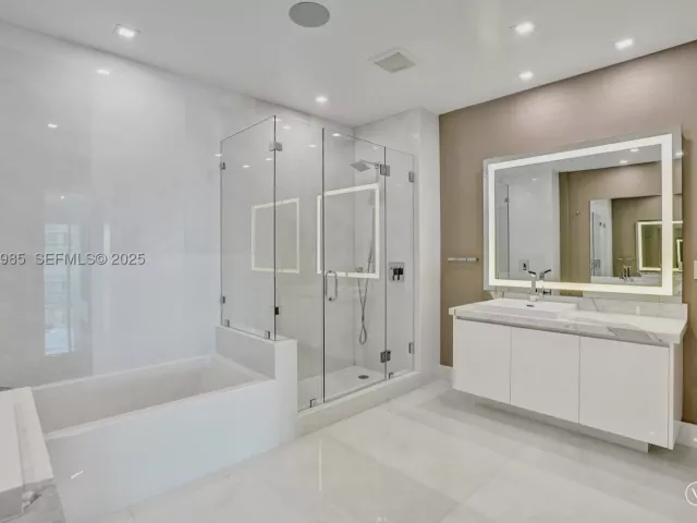 5-bedroom condo for sale in Sunny Isles Beach - 300 Sunny Isles Blvd 4-TS-04 - MondialRealty