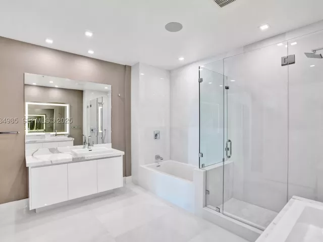 5-bedroom condo for sale in Sunny Isles Beach - 300 Sunny Isles Blvd 4-TS-04 - MondialRealty