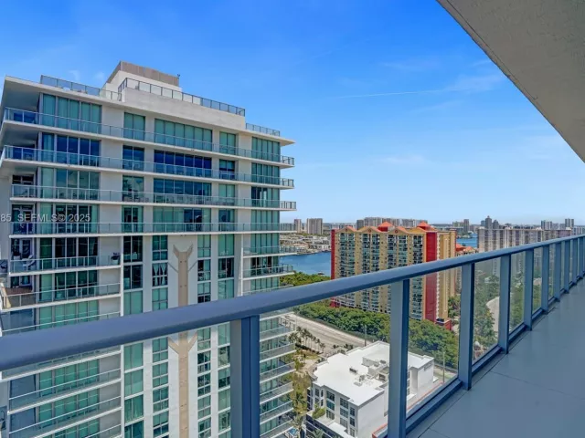 5-bedroom condo for sale in Sunny Isles Beach - 300 Sunny Isles Blvd 4-TS-04 - MondialRealty