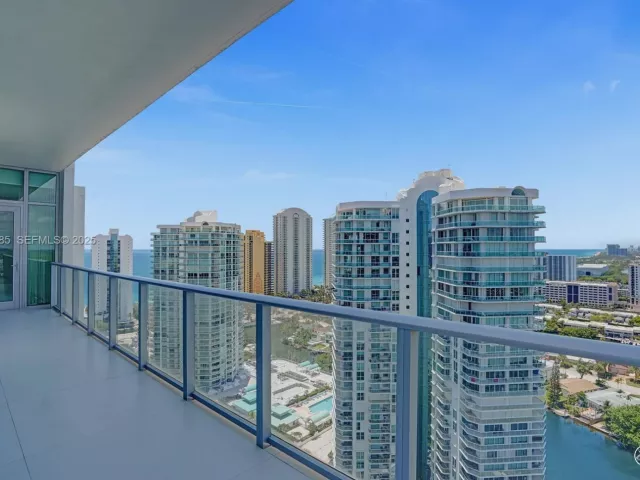 5-bedroom condo for sale in Sunny Isles Beach - 300 Sunny Isles Blvd 4-TS-04 - MondialRealty