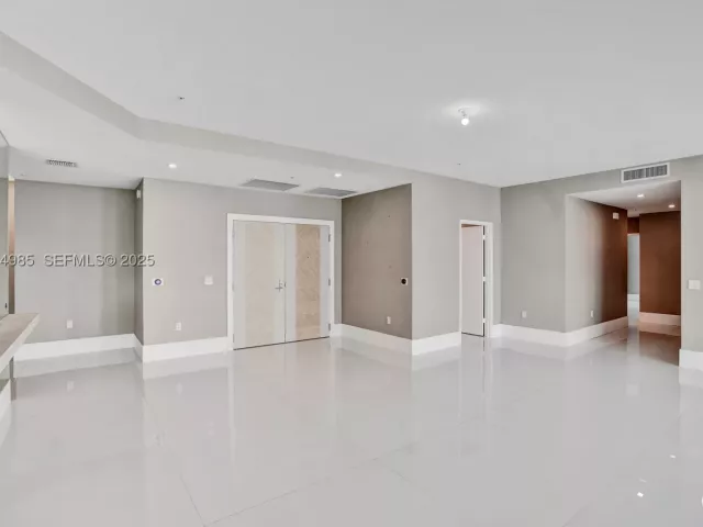 5-bedroom condo for sale in Sunny Isles Beach - 300 Sunny Isles Blvd 4-TS-04 - MondialRealty