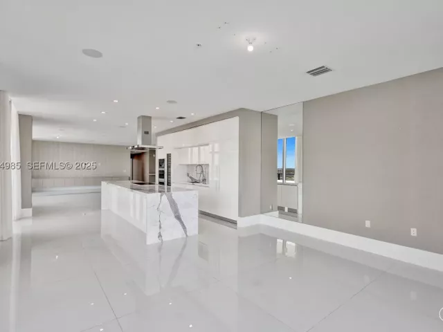 5-bedroom condo for sale in Sunny Isles Beach - 300 Sunny Isles Blvd 4-TS-04 - MondialRealty