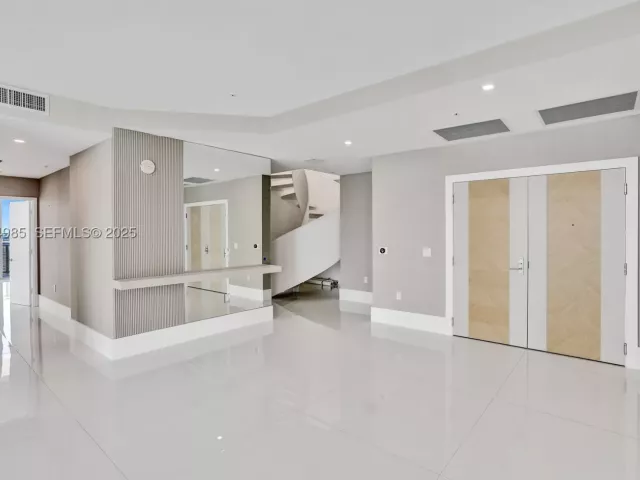 5-bedroom condo for sale in Sunny Isles Beach - 300 Sunny Isles Blvd 4-TS-04 - MondialRealty