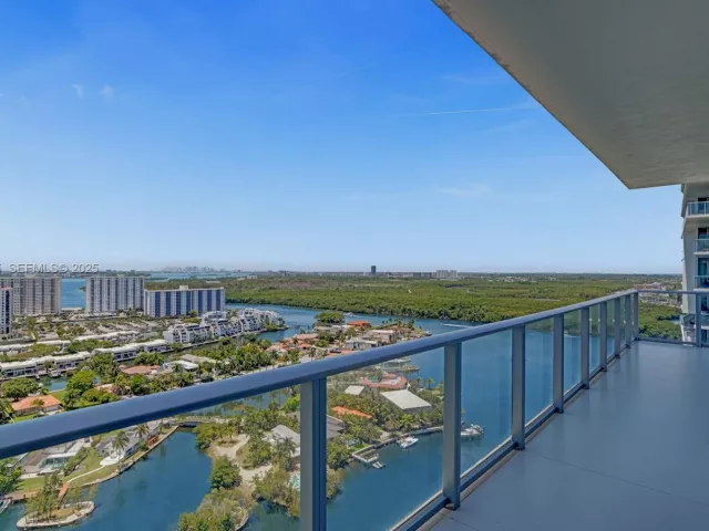 5-bedroom condo for sale in Sunny Isles Beach - 300 Sunny Isles Blvd 4-TS-04 - MondialRealty