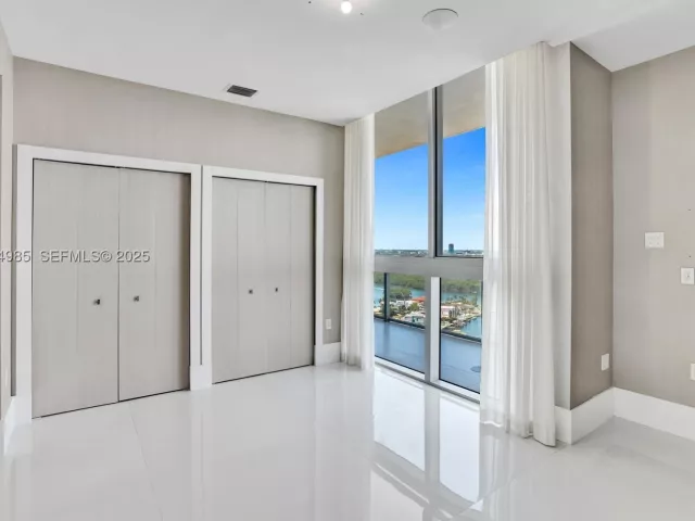 5-bedroom condo for sale in Sunny Isles Beach - 300 Sunny Isles Blvd 4-TS-04 - MondialRealty