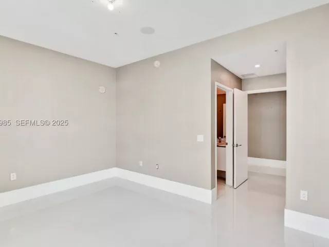 5-bedroom condo for sale in Sunny Isles Beach - 300 Sunny Isles Blvd 4-TS-04 - MondialRealty