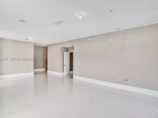5-bedroom condo for sale in Sunny Isles Beach - 300 Sunny Isles Blvd 4-TS-04 - MondialRealty