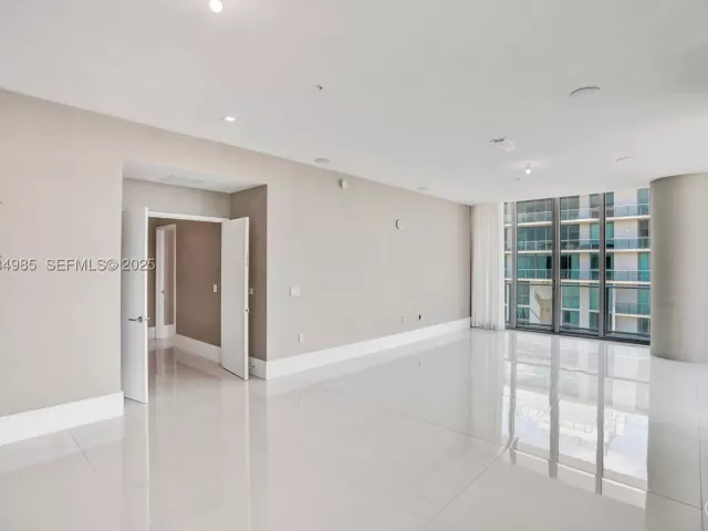 5-bedroom condo for sale in Sunny Isles Beach - 300 Sunny Isles Blvd 4-TS-04 - MondialRealty