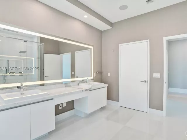 5-bedroom condo for sale in Sunny Isles Beach - 300 Sunny Isles Blvd 4-TS-04 - MondialRealty
