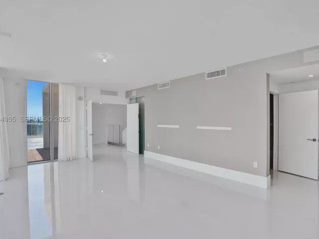 5-bedroom condo for sale in Sunny Isles Beach - 300 Sunny Isles Blvd 4-TS-04 - MondialRealty