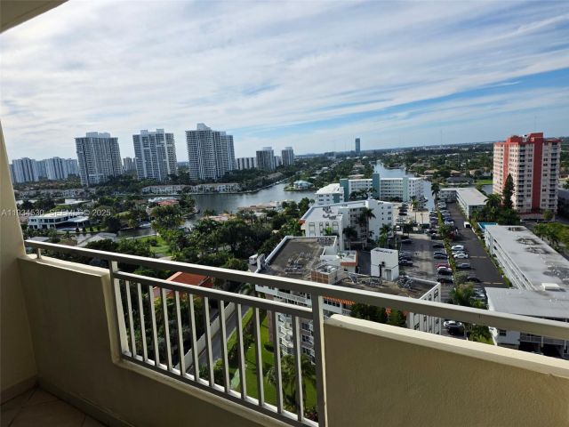 1-bedroom condo for rent in Hallandale Beach - 3180 S Ocean Dr 1617 - MondialRealty
