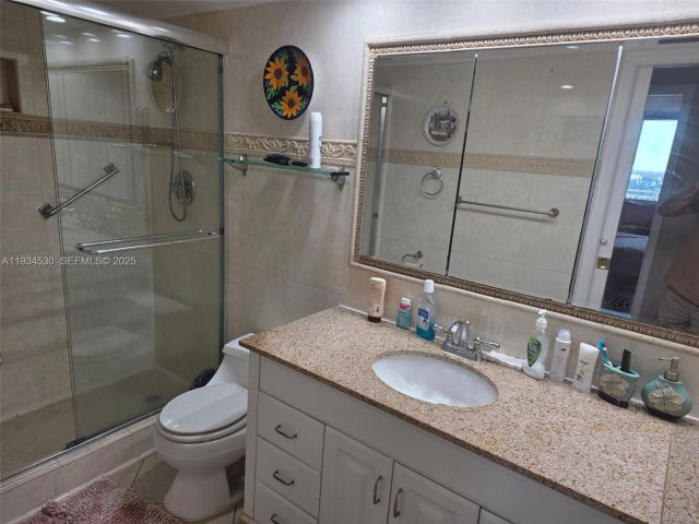 1-bedroom condo for rent in Hallandale Beach - 3180 S Ocean Dr 1617 - MondialRealty
