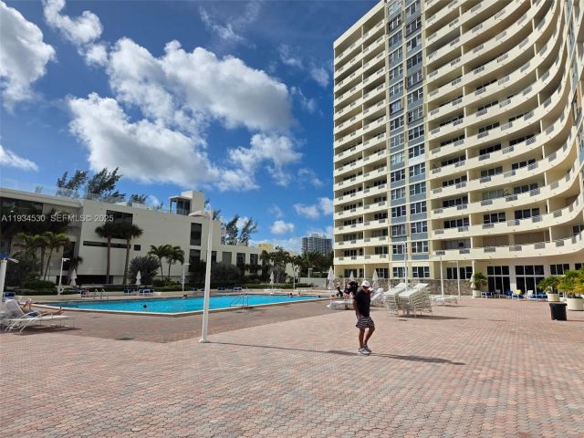 1-bedroom condo for rent in Hallandale Beach - 3180 S Ocean Dr 1617 - MondialRealty