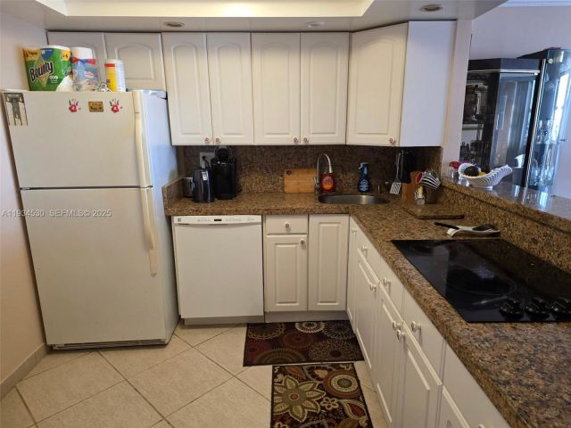 1-bedroom condo for rent in Hallandale Beach - 3180 S Ocean Dr 1617 - MondialRealty