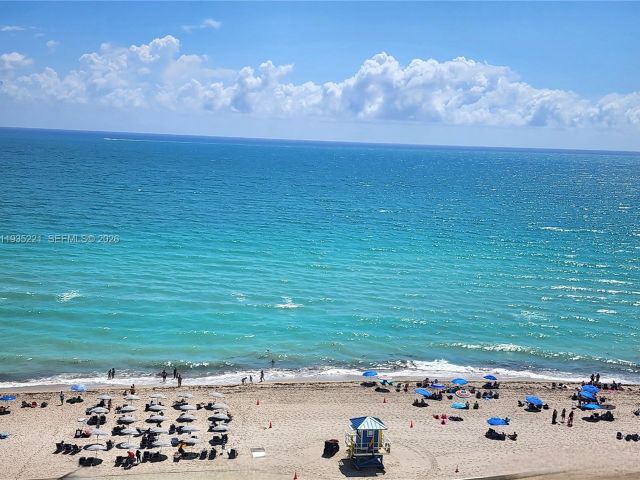 2-bedroom condo for sale in Hollywood - 3725 S Ocean Dr 425 - MondialRealty